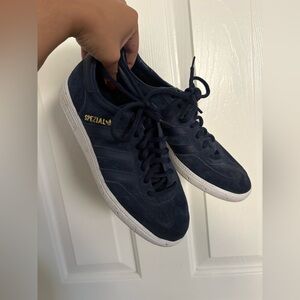 Adidas Handball Spezial sneakers in a navy blue suede with a gum sole size7.5/9w